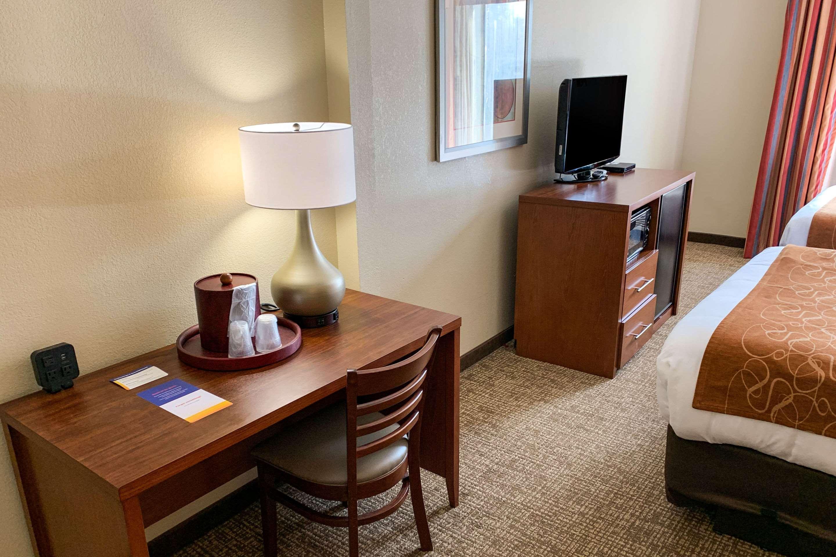 Comfort Suites Columbus State University Area Bagian luar foto